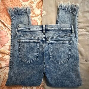 Free People Distressed Blue Cropped Jeans w frayed bottom sz 28 euc